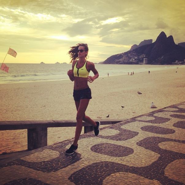 Izabel Goulart jogging sexy corsa