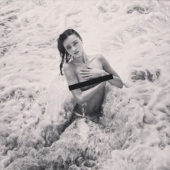 Miranda Kerr spiaggia nuda
