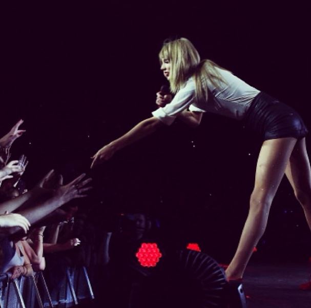 Taylor Swift grandes jambes